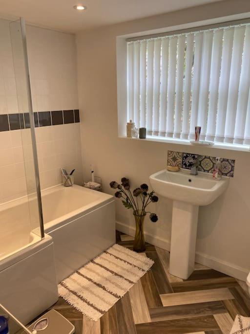 Helens Haven First Floor Apartment Via Stairs プレストン エクステリア 写真